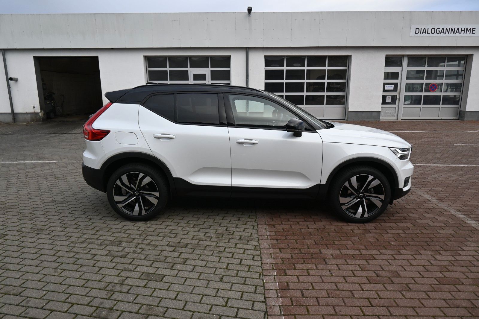 Fahrzeugabbildung Volvo XC40 T3 R Design *PANO*RFK*H&K*Leder*