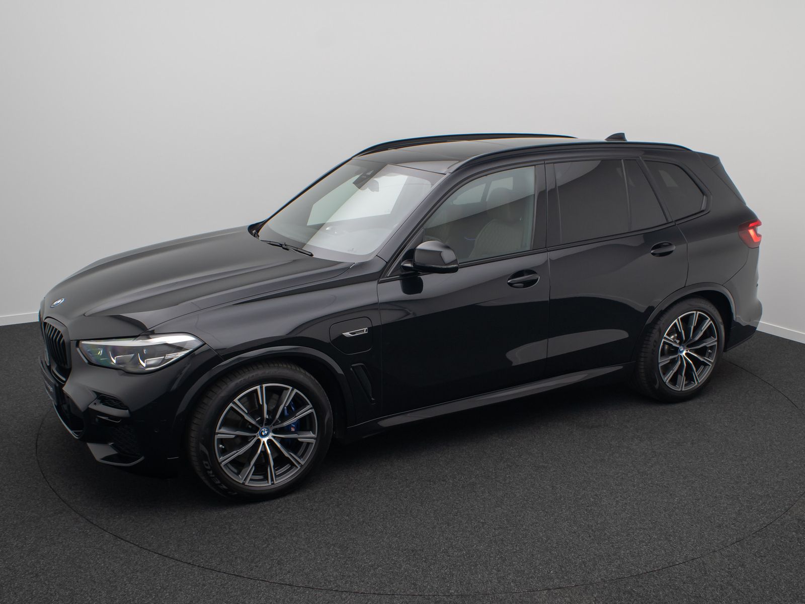 Fahrzeugabbildung BMW X5 xD45e M Sport Individual AHK HiFi DAB Panoram