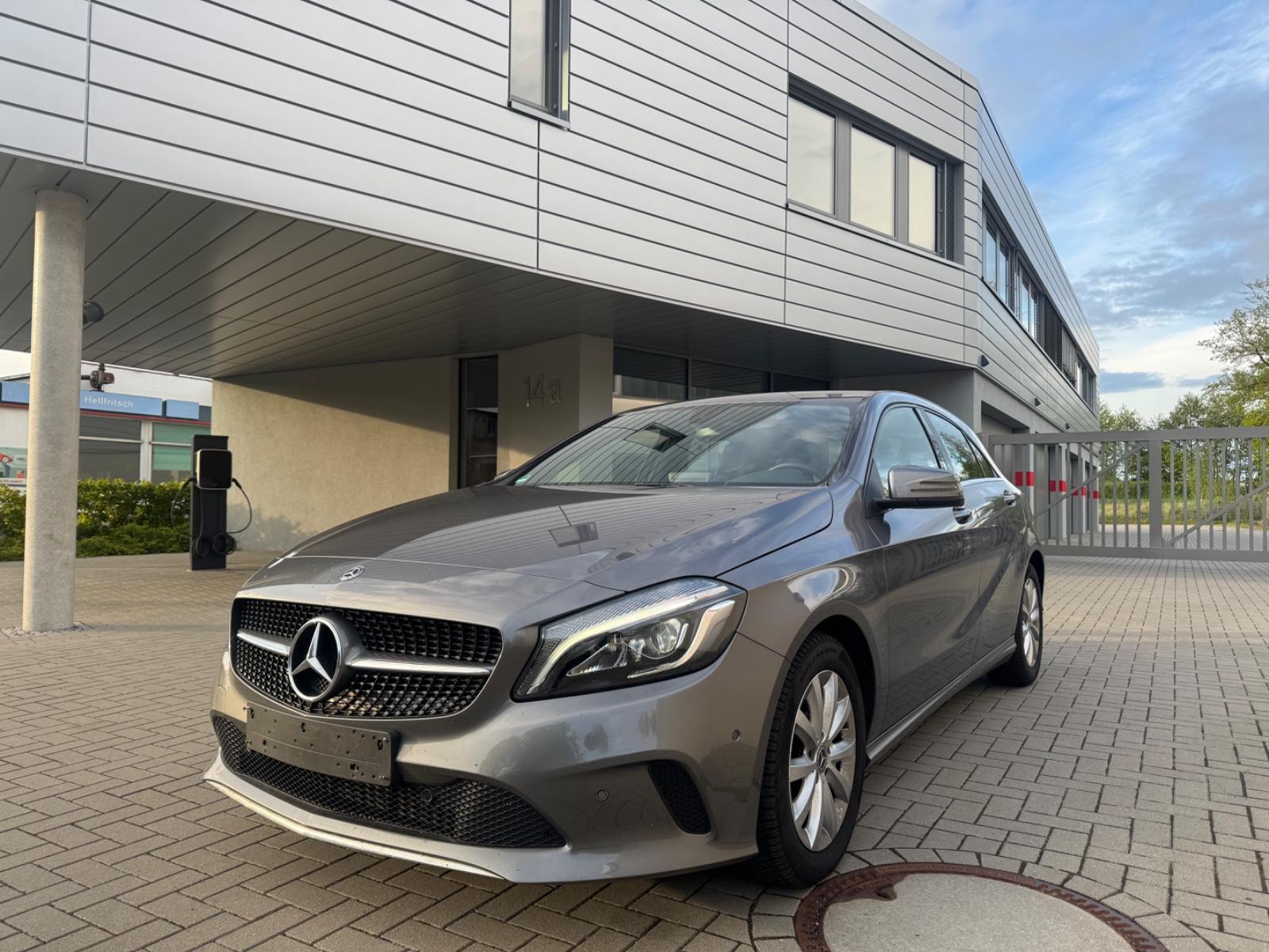 Mercedes-Benz A 180 A A 180 BlueEfficiency LED NAVI TEILLEDER