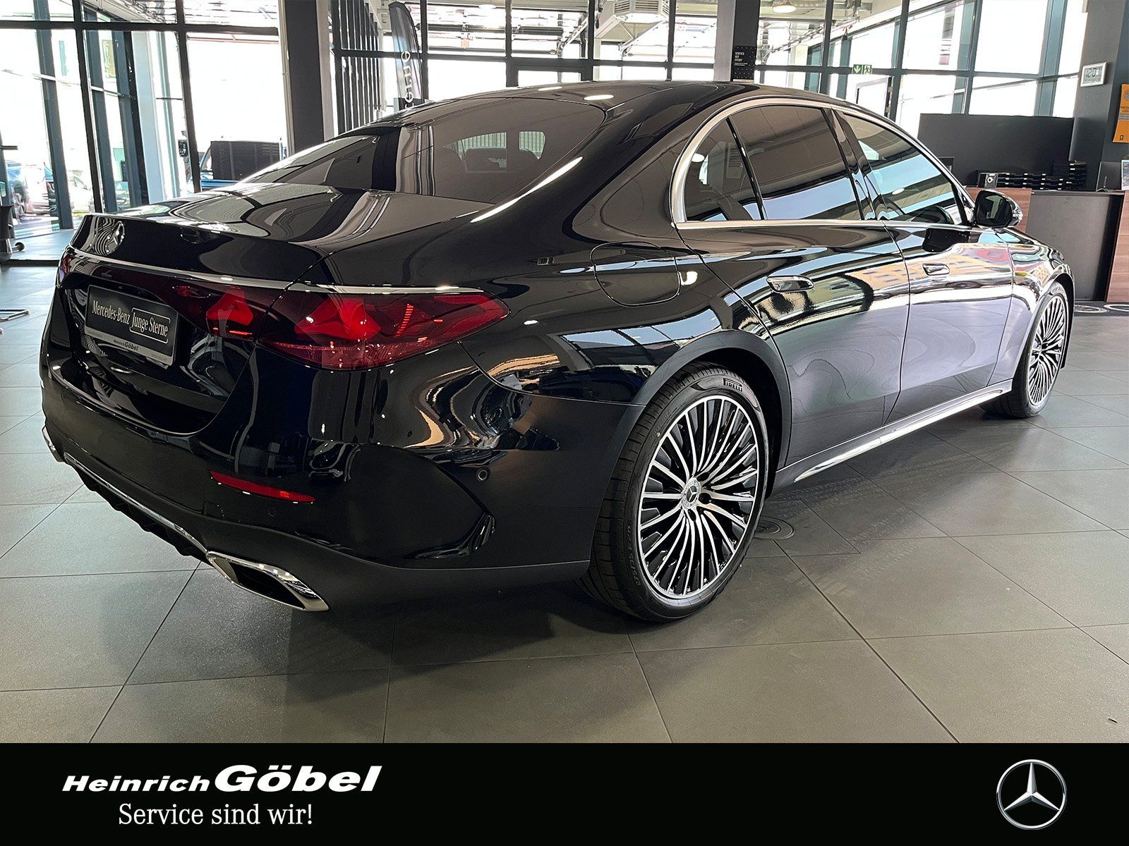Fahrzeugabbildung Mercedes-Benz E 220 d AMG+PANO+FAHRASSIST+360°+WINTER+CARPLAY