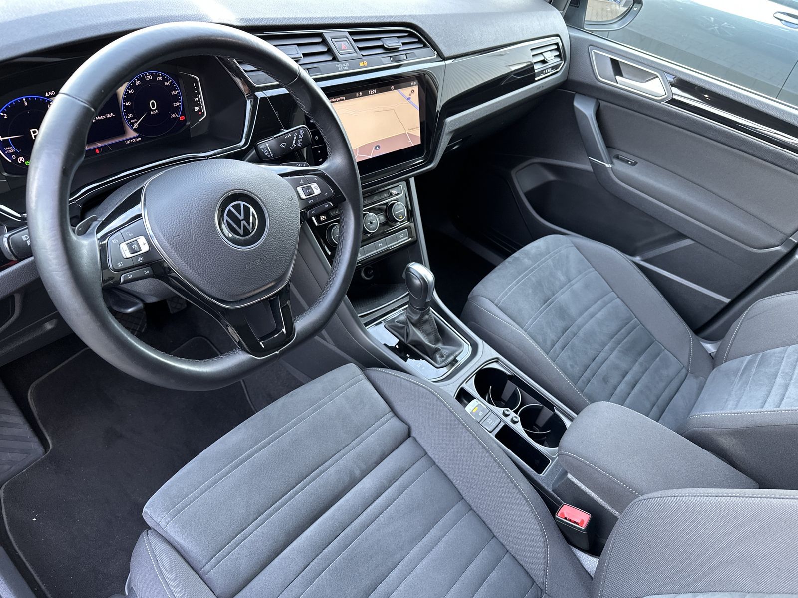 Fahrzeugabbildung Volkswagen Touran 2.0 TDI DSG Highline NAV+LED+ACC+KAM+17ZO