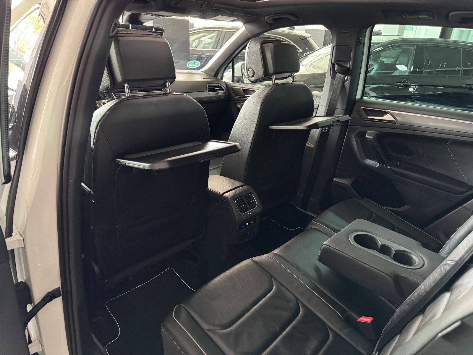 Fahrzeugabbildung Volkswagen Tiguan DSG 4MO 3X R-LINE PANO MEMORY BLACK STYLE