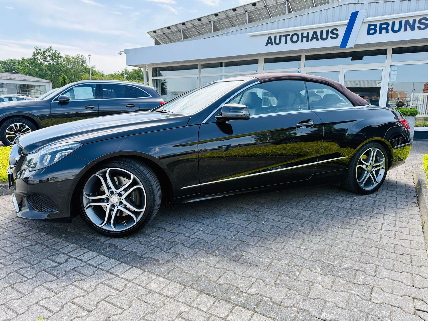 Fahrzeugabbildung Mercedes-Benz E 200 CABRIO SPORTPAKET - Autom., LED, Navi, PTS
