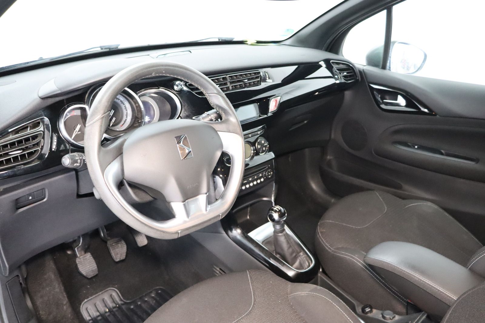 Fahrzeugabbildung Citroën DS3 * Klimaautom. * wenig Kilometer * 1. Hand
