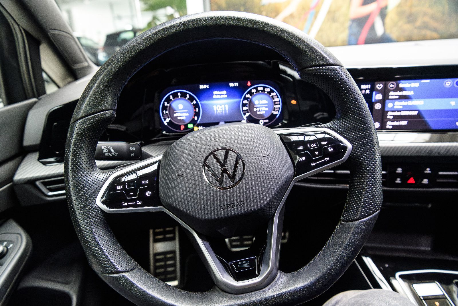 Fahrzeugabbildung Volkswagen Golf VIII R-Line 1.5 eTSI LED+APP+SHZ+18"