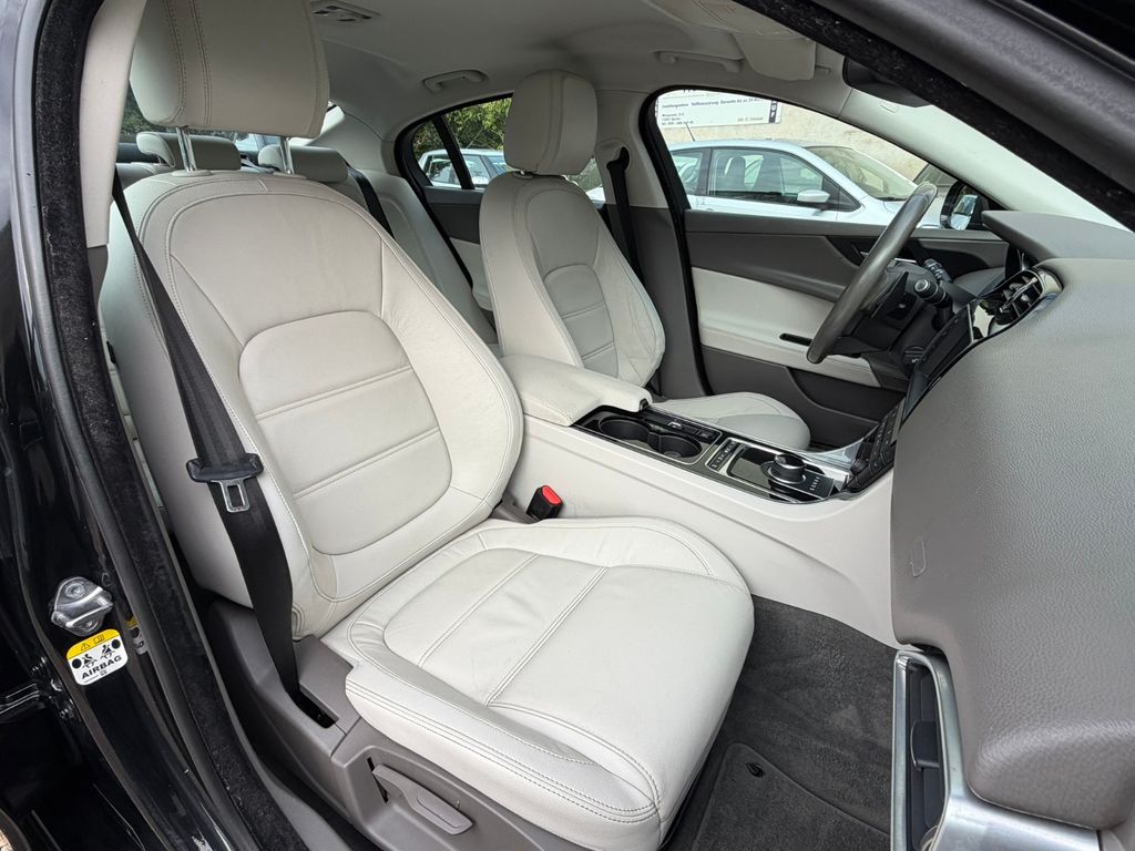 Jaguar XE 20d 180PS Automatik*Leder*Navi*Xenon