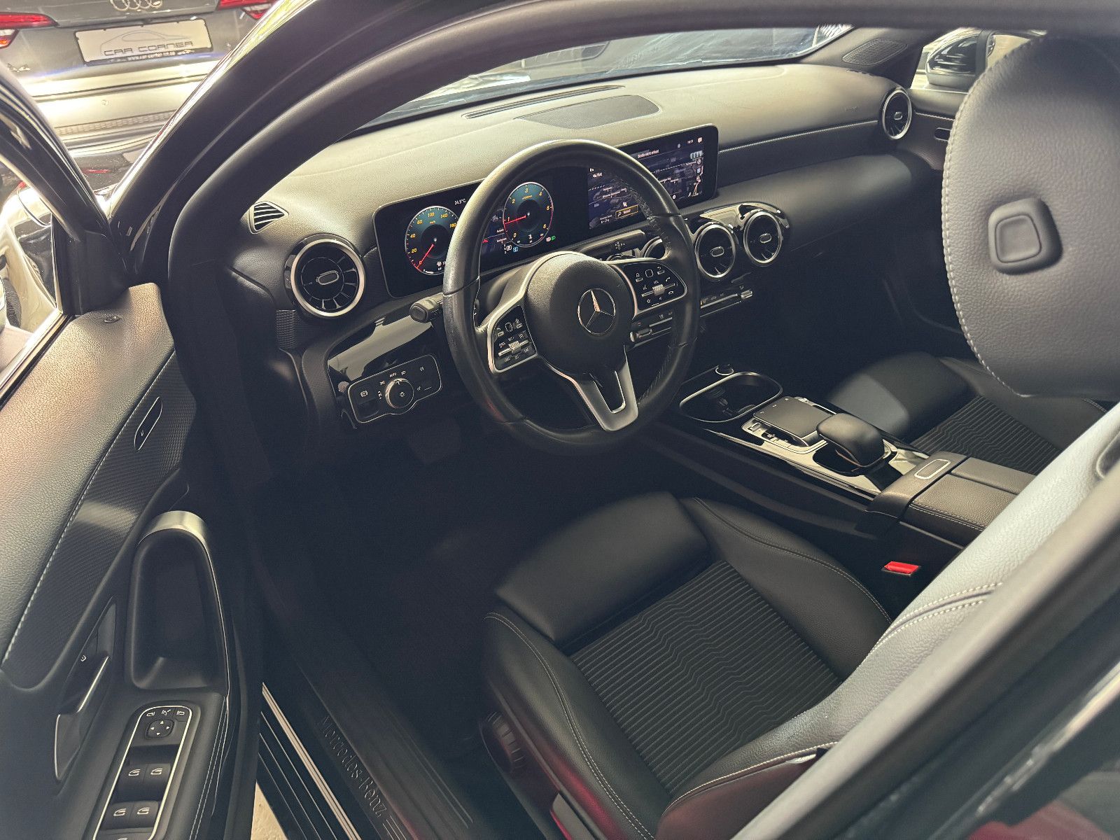 Fahrzeugabbildung Mercedes-Benz A 180 d PROGRESSIVE SPORTPAKET LED NAVI MBUX +