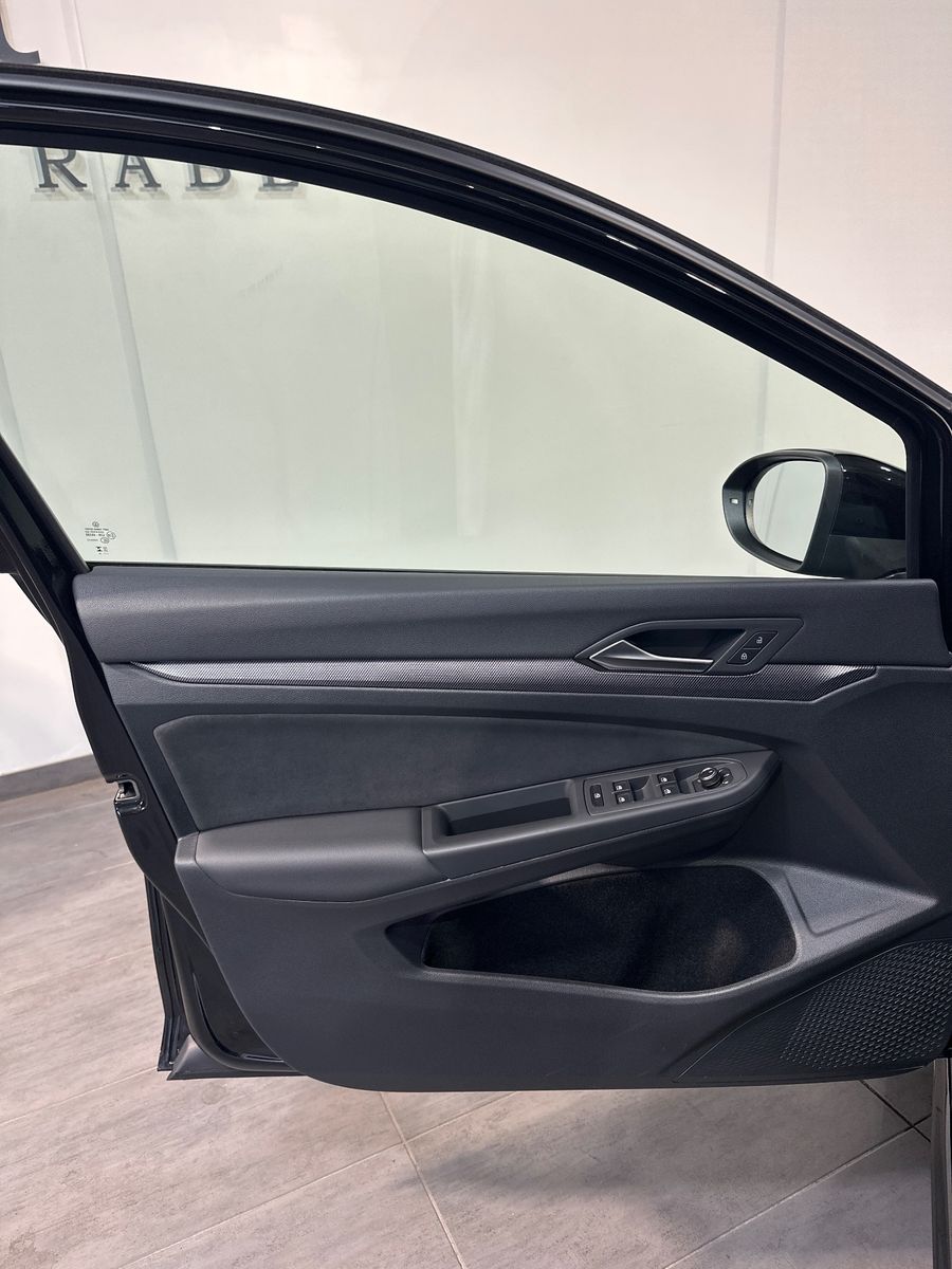 Fahrzeugabbildung Volkswagen Golf 1.5 eTSI R-Line LED+KAM+SHZ+KEYLESS+17ZOLL