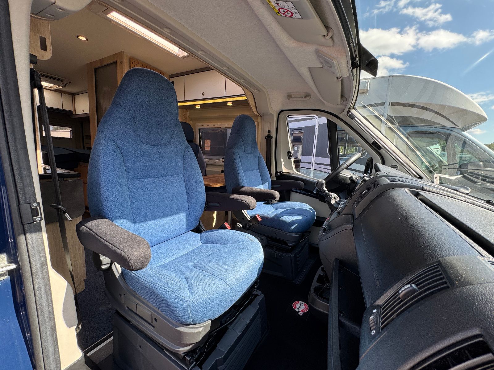 Vehicle image Pössl RUNNER 636 INDIVIDUAL ROOM CLIMATE AHK
