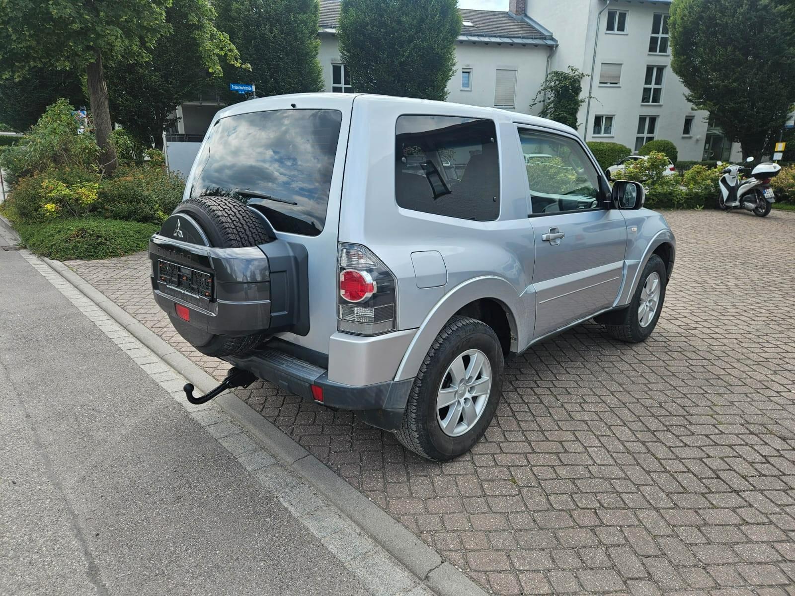 Mitsubishi Pajero 3.2 DI-D Invite | 160 ch | BVM | Attelage | Régulateur | Jantes alliage | Vitres teintées