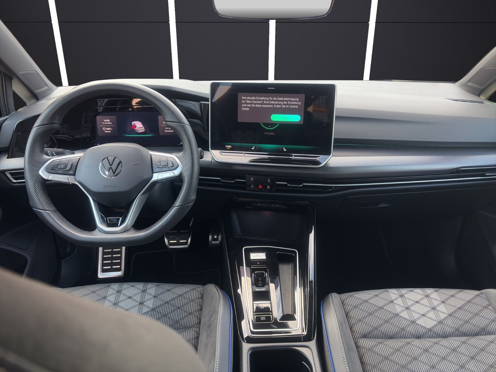 Fahrzeugabbildung Volkswagen Golf VIII R-Line/ACC/Navi/Ambiente/Apple CarPlay