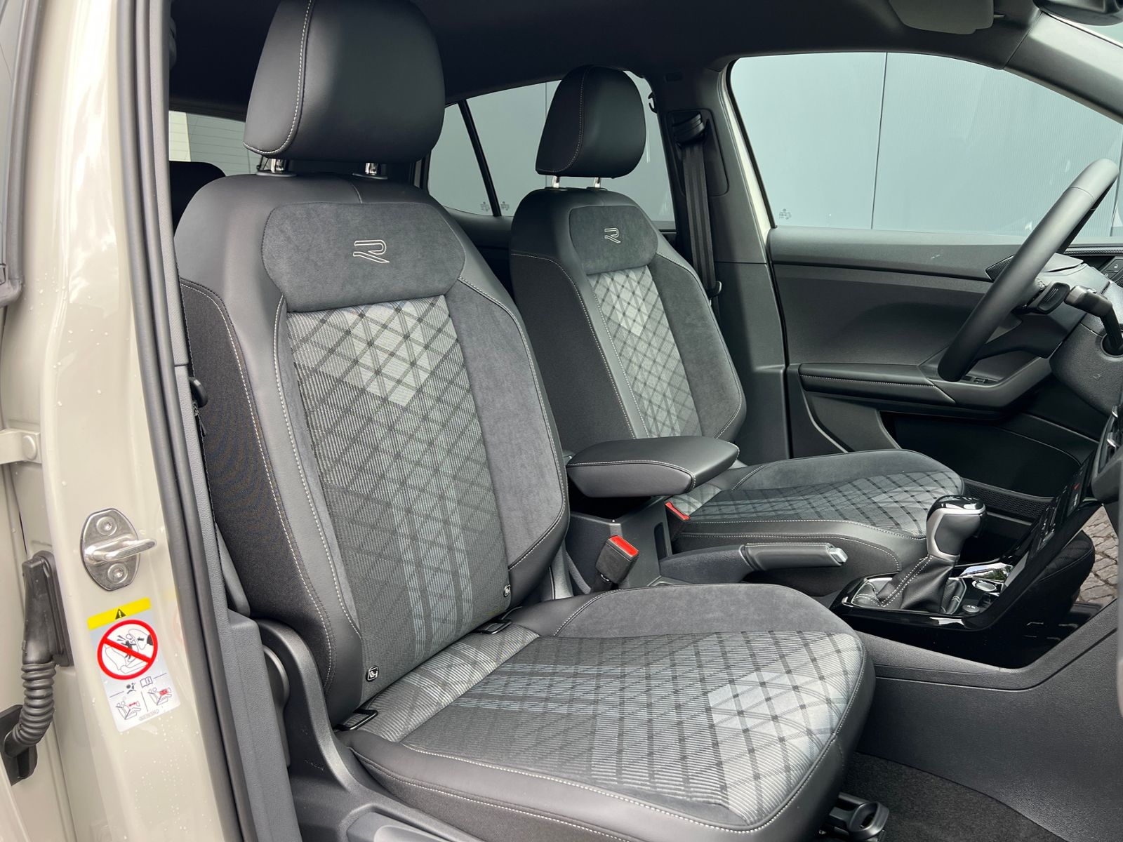 Fahrzeugabbildung Volkswagen T-Cross R-Line 1.5 TSI DSG *AHK,IQ.LIGHT,ACC,App