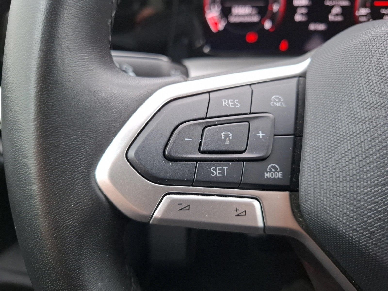 Fahrzeugabbildung Volkswagen Golf VIII Variant TSI LED AHK ACC PDC SH LM