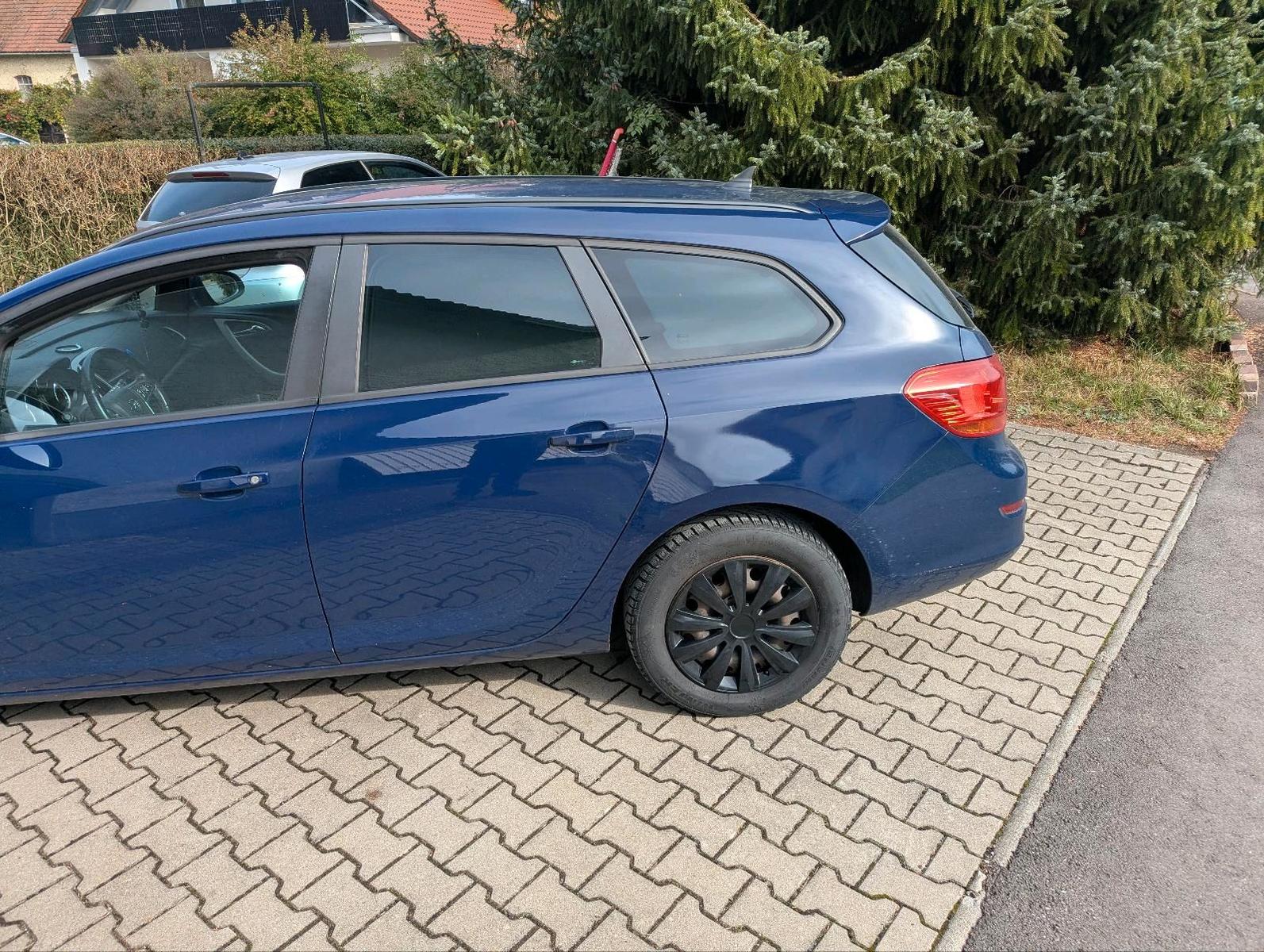 Opel Astra 2011 — photo 5