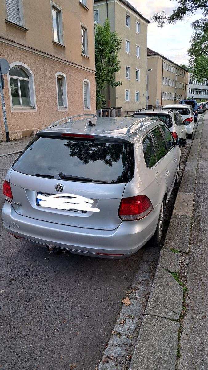 Volkswagen Golf 2011 — rear view
