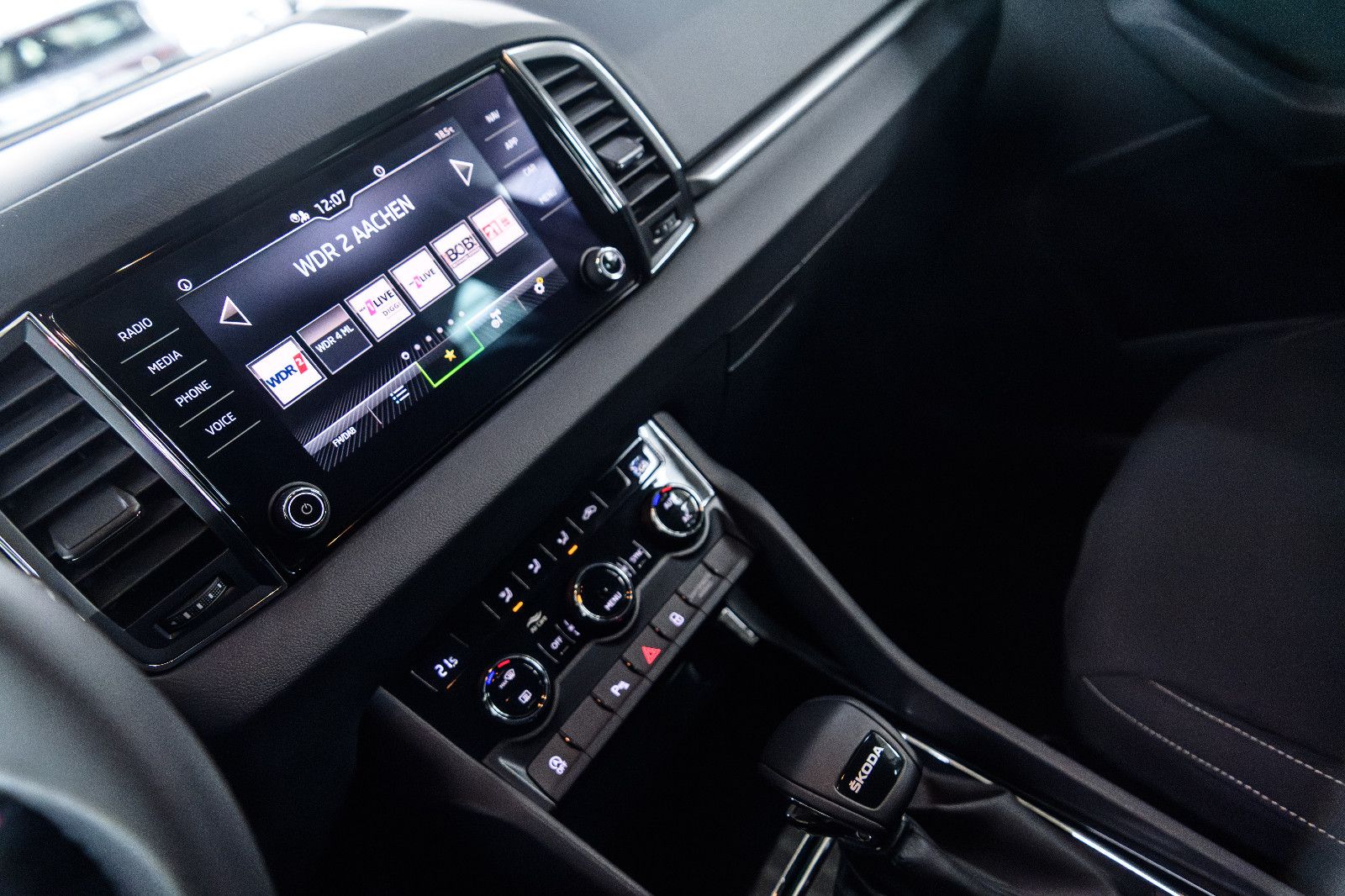 Fahrzeugabbildung SKODA Karoq Ambition 1.5 TSI DSG LED+ACC+KAM