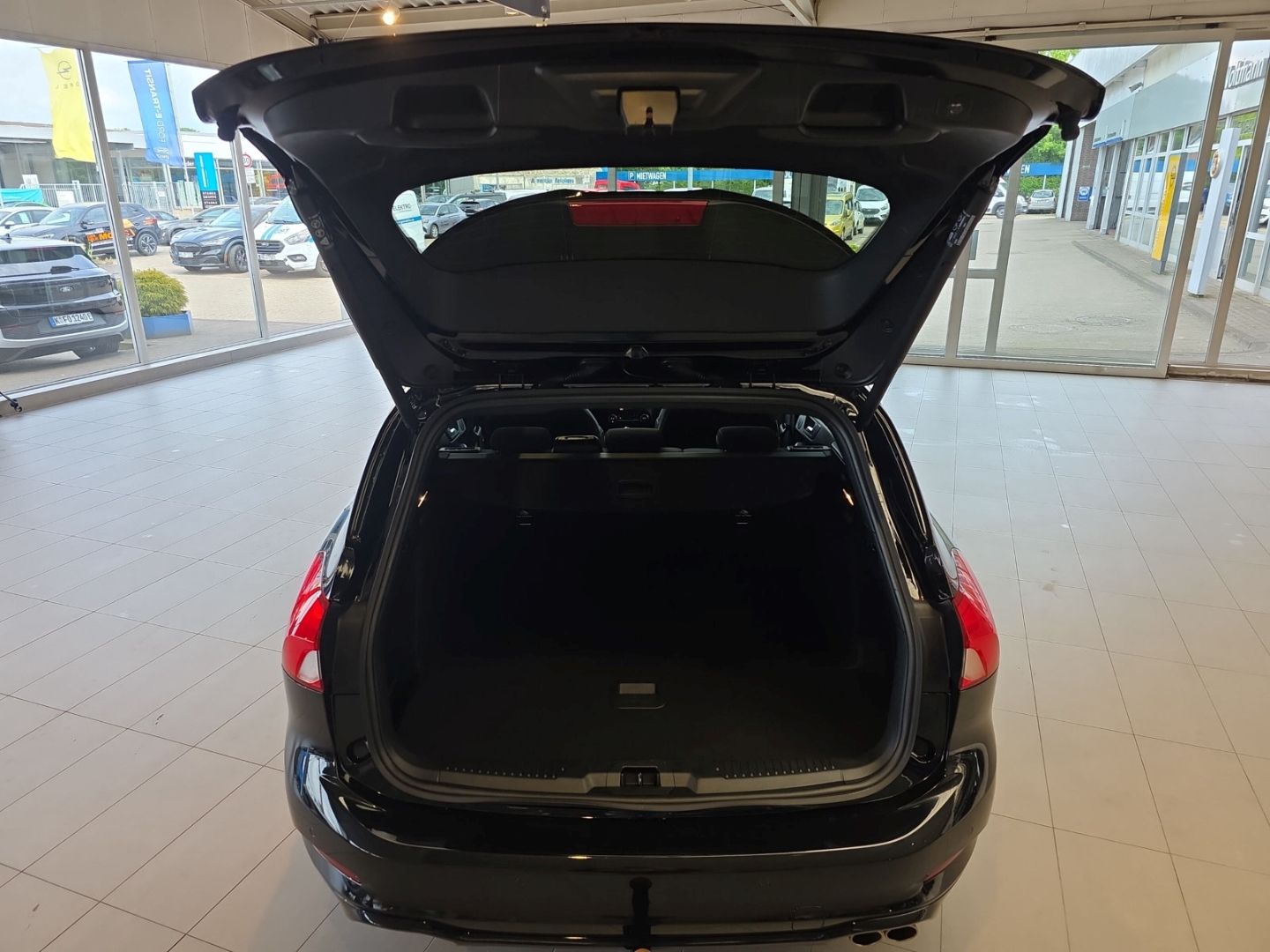 Fahrzeugabbildung Ford Focus Turnier ST-Line X AHK-klappbar El. Panodac