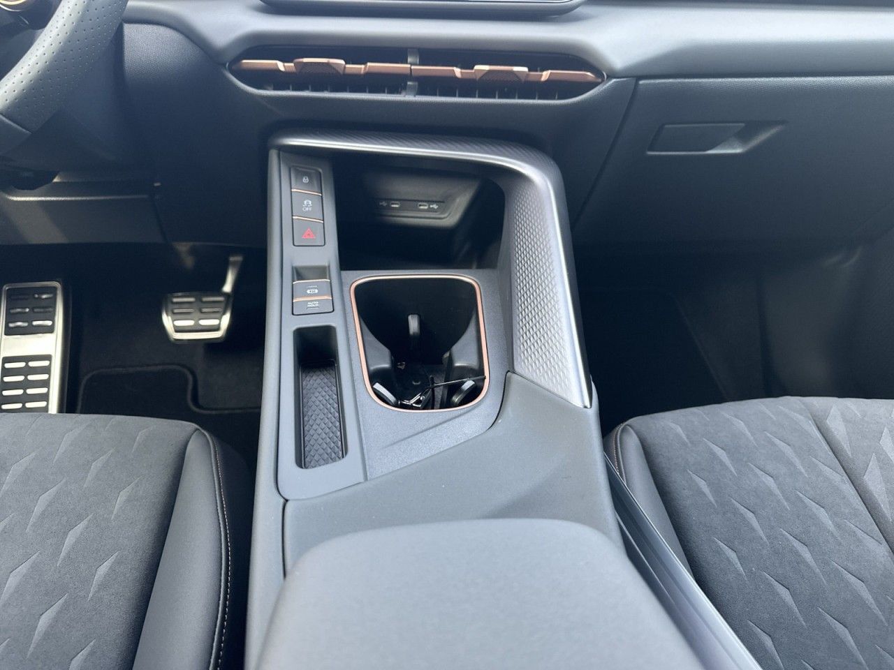 Fahrzeugabbildung CUPRA Terramar 1.5 e-HYBRID 204 PS 6-Gang-DSG - mit KI generiert/bearbeitet