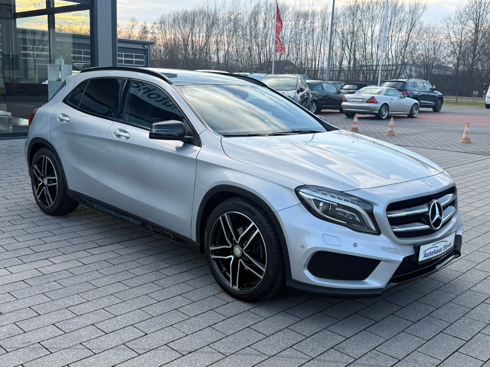 Fahrzeugabbildung Mercedes-Benz GLA 200 AMG Line PANO NAVI LEDER PDC WINTERRÄDER