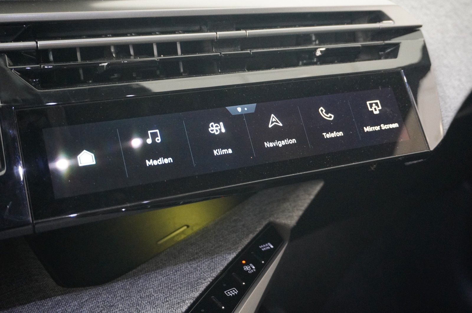 Fahrzeugabbildung Peugeot 3008 Hybrid 145 ALLURE NAVI/LED/360°/SPORT/DAB+