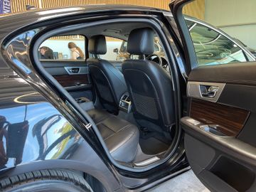 Jaguar XF 2.2 Diesel *LEDER*KAM*NAVI*PDC*SZHZ*XENON*