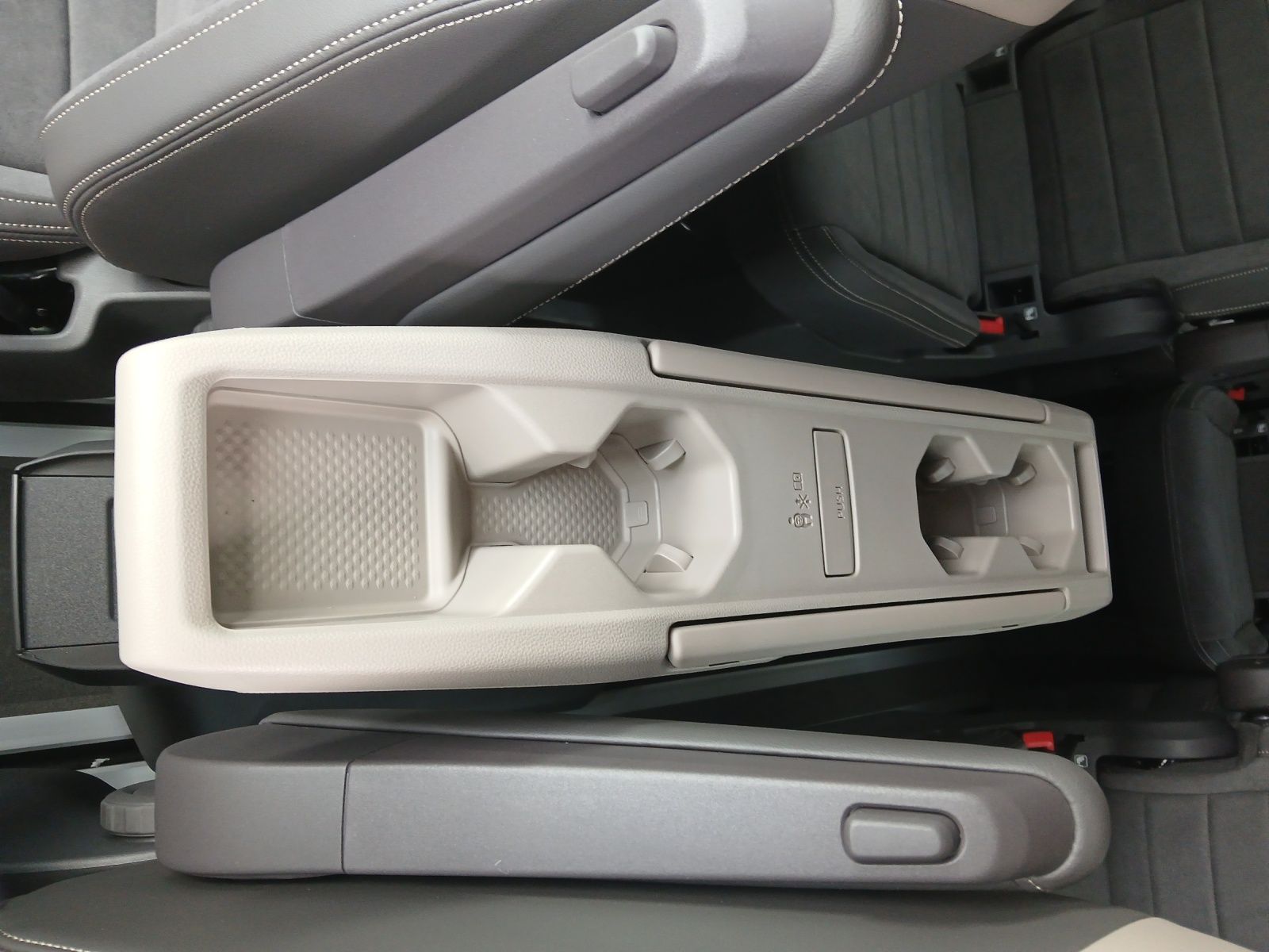 Fahrzeugabbildung Volkswagen T7 Multivan TSI Edition 7- DSG AHK NAVI IQ.LIGHT