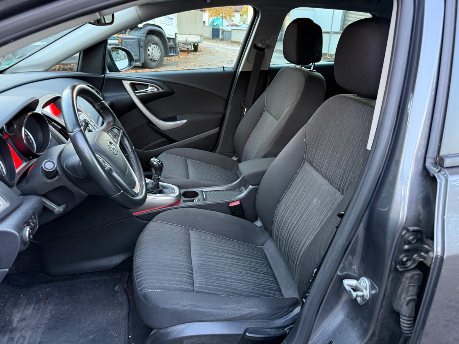 Opel Astra 2011 — photo 14