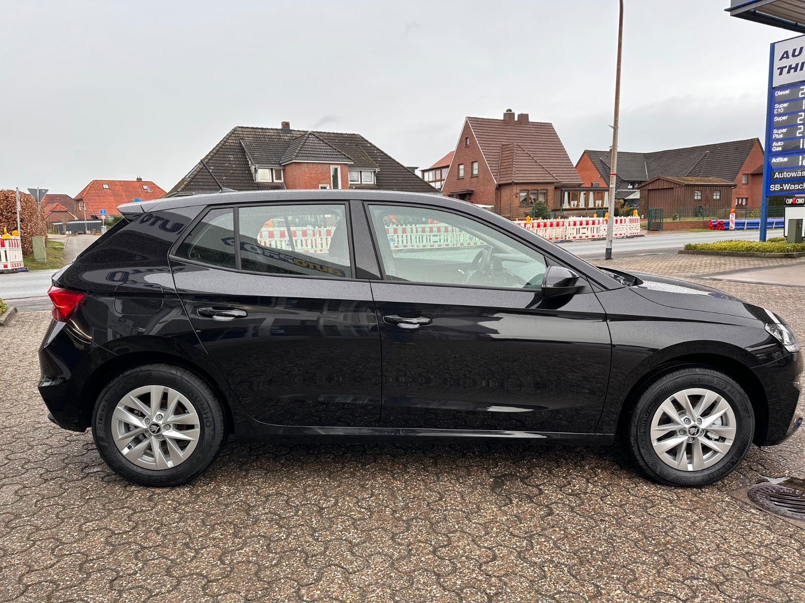 Fahrzeugabbildung SKODA Fabia 1.0 TSI DSG Selection LED/PDC/SHZG/APP/GRA