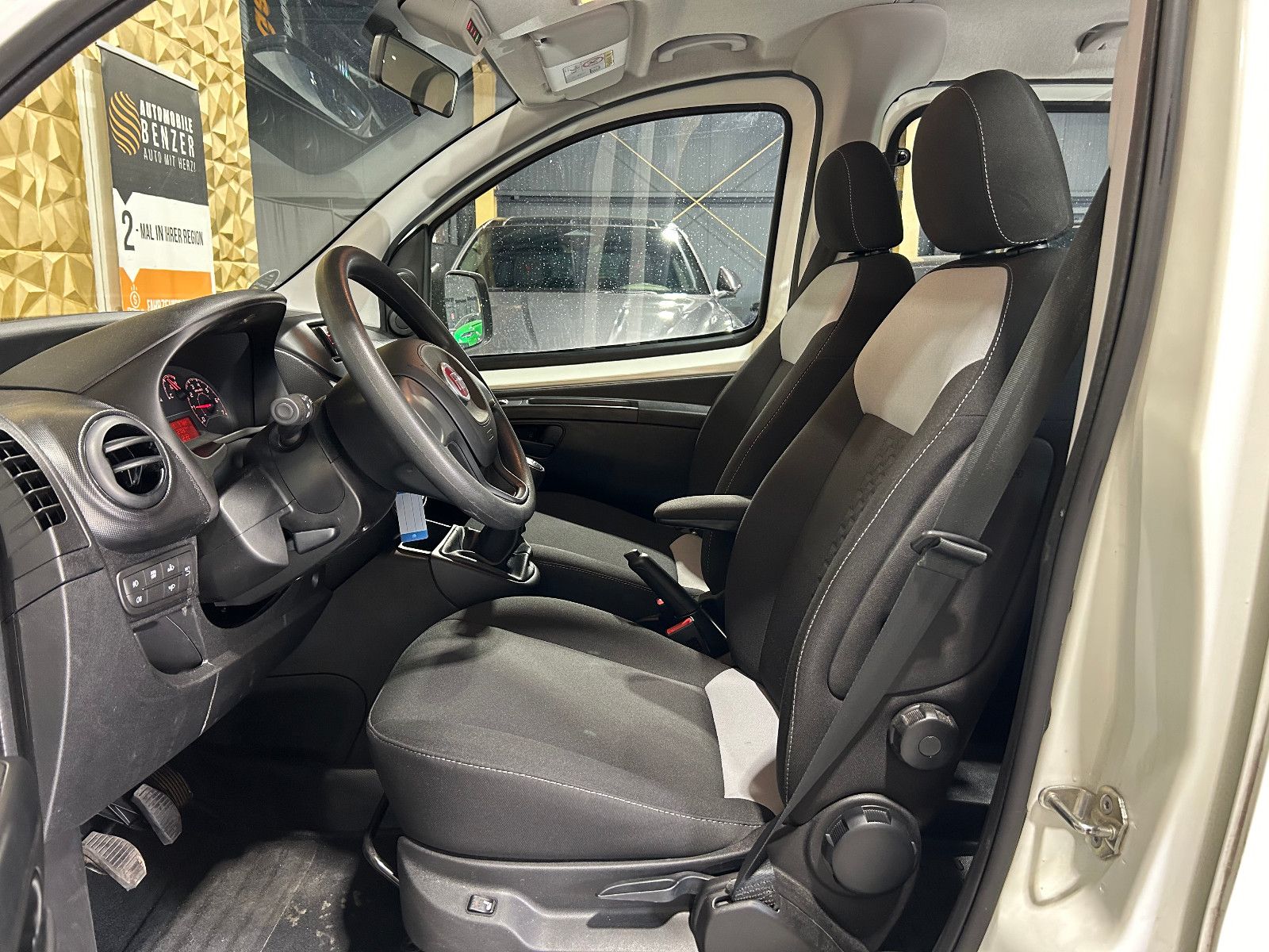 Fahrzeugabbildung Fiat Fiorino SX Kombi/RADIO/4-SITZ/SHZ/SCHIEBETÜR L+R