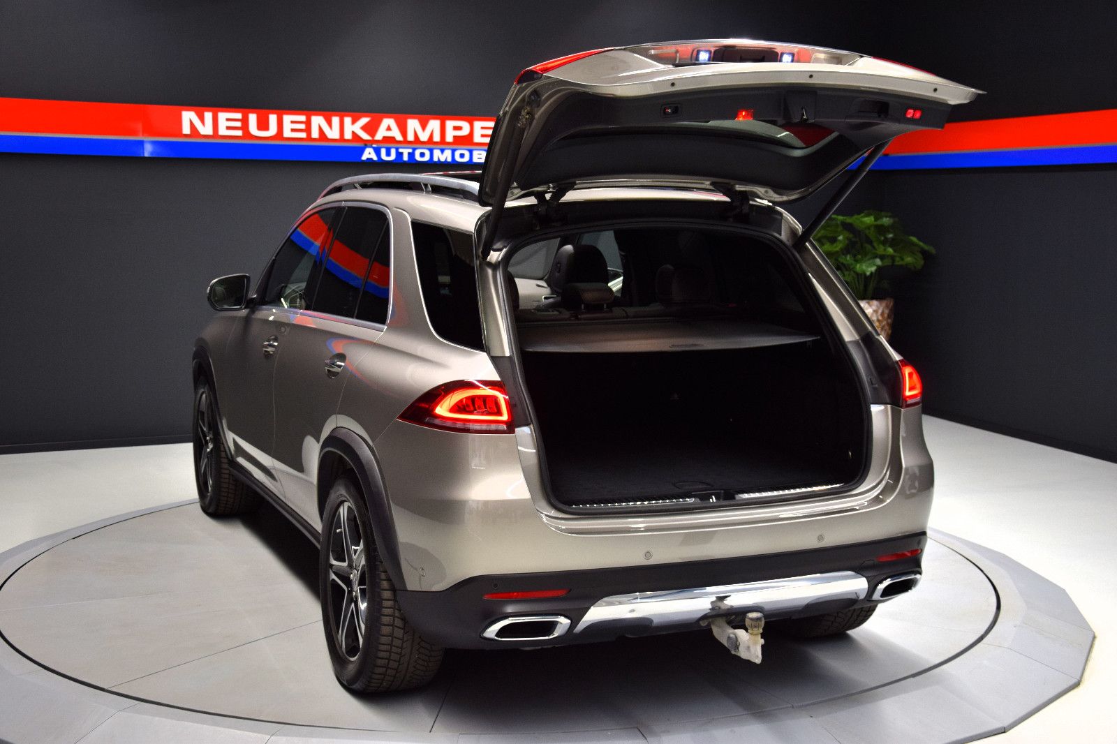 Fahrzeugabbildung Mercedes-Benz GLE 300d 4Matic Pano HuD Airmatic Burmes Standhz