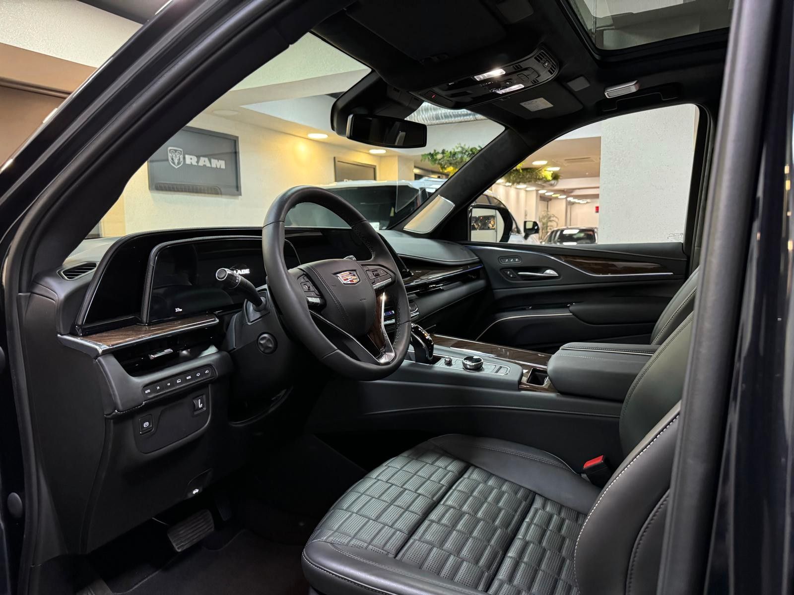 Fahrzeugabbildung Cadillac ESCALADE SPORT-PLATINUM 6.2 V8 -NIGHT VISiON 3 J
