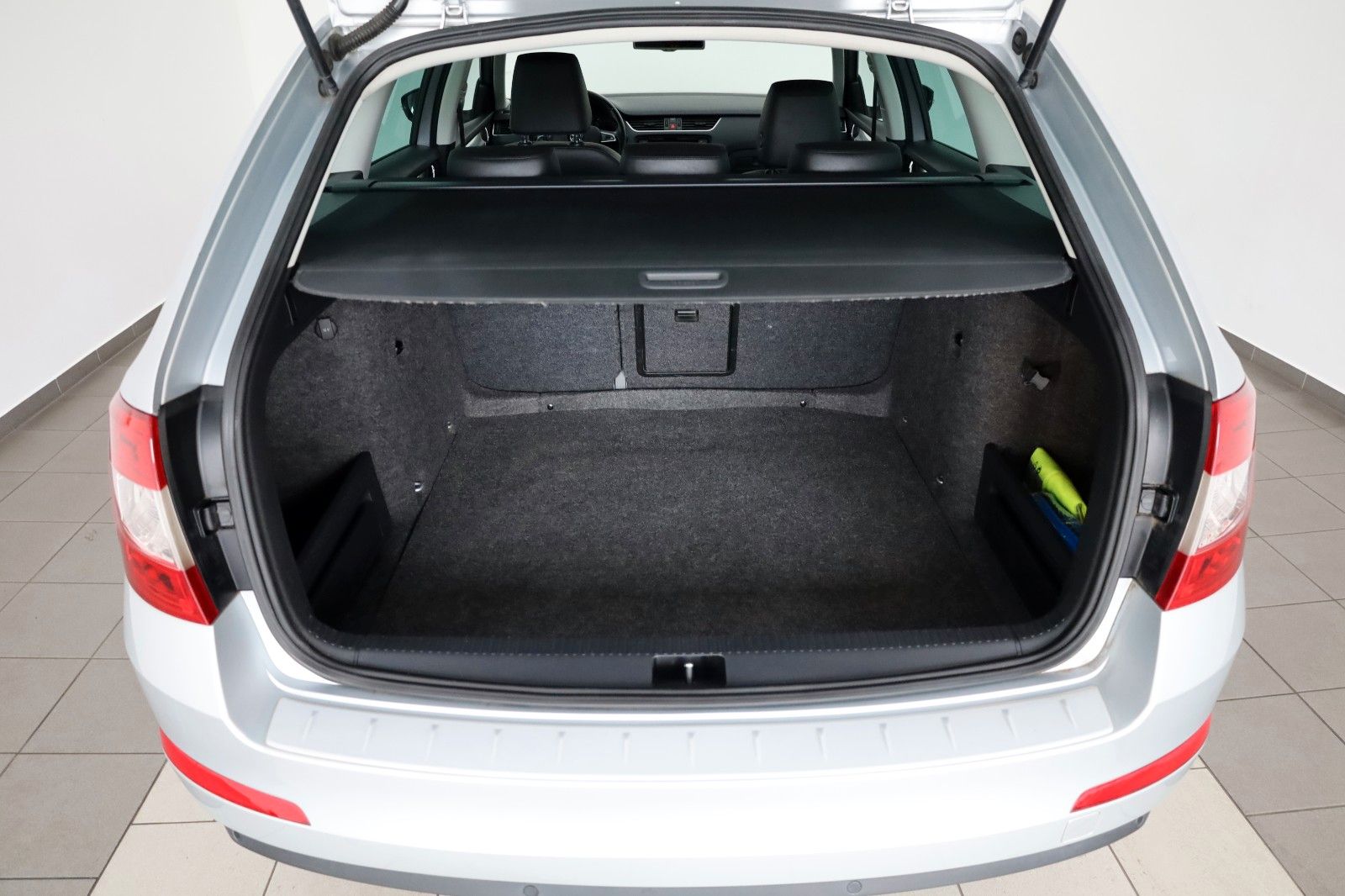 Fahrzeugabbildung SKODA Octavia Combi Elegance,T.Leder,Navi,Xenon,Alu+WR