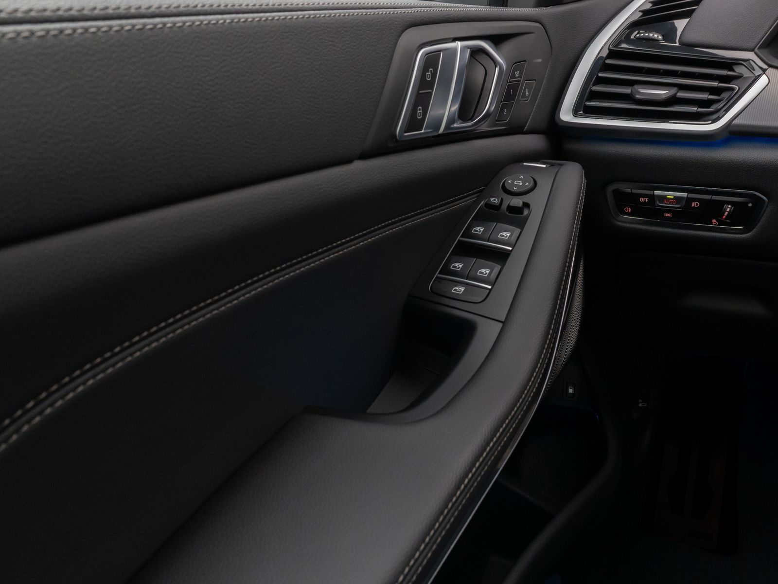 Fahrzeugabbildung BMW X5 xD45e M Sport Panorama Laser 360°HUD DAB B&W