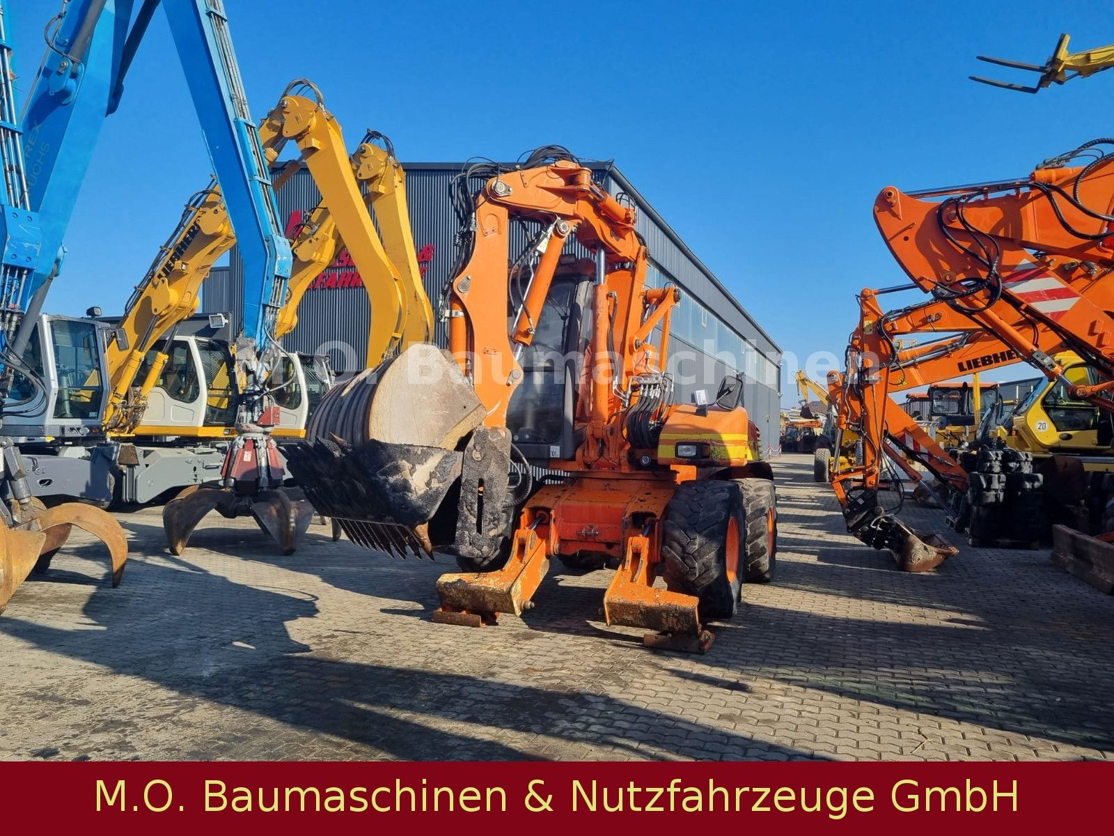 Fahrzeugabbildung MECALAC 12 MTX  / Klappschaufel / Gabel / 3x Tieflöffel