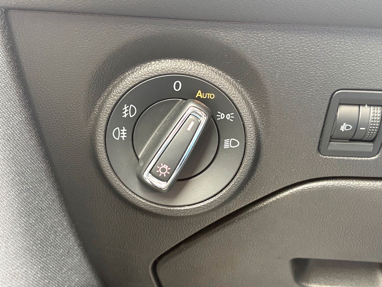 Fahrzeugabbildung SEAT Leon Style 1.4 TSI Klima SHZ Tempomat SPORTLENKR