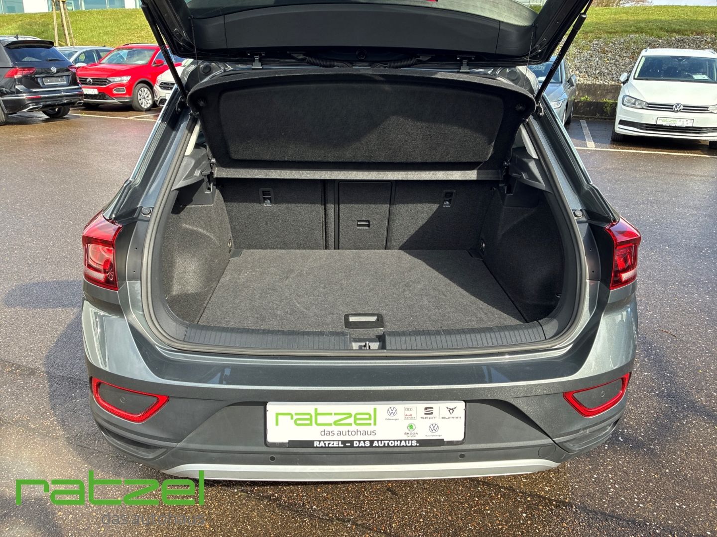 Fahrzeugabbildung Volkswagen T-Roc 1.5 Life Digitales Cockpit LED DAB SHZ Par
