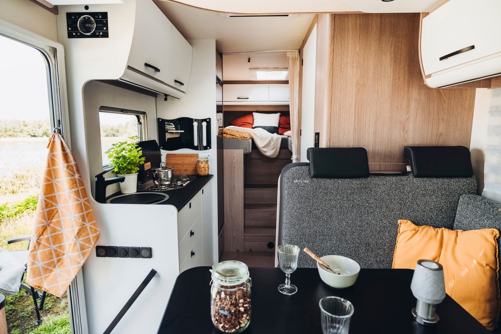 Fahrzeugabbildung Bürstner Lyseo time SkyLine 690 G *Hubbett*Navi*RFK*Sat*