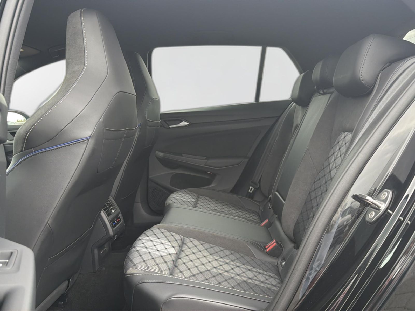 Volkswagen Golf VIII R-Line 2,0 TDI (150 PS) DSG IQ foto 3