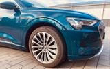 Audi e-tron 55 quattro advanced 21 Zoll - blaue Audi e-tron