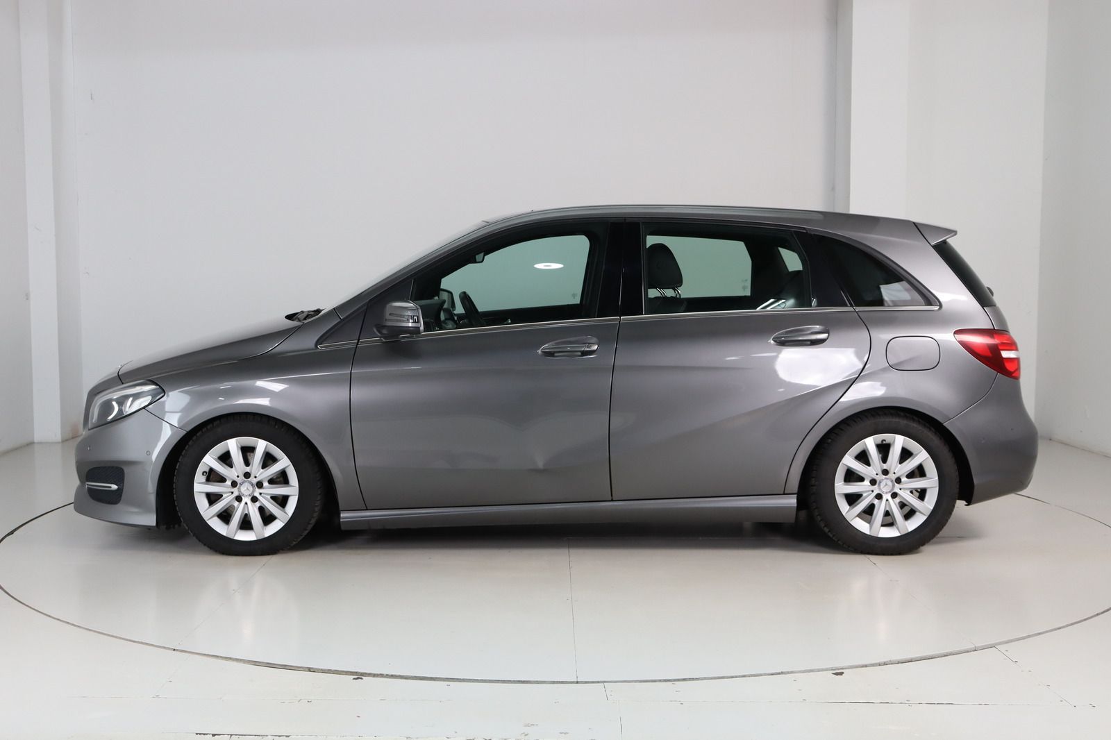 Fahrzeugabbildung Mercedes-Benz B 200 d Sports Tourer * LED * Pano * Edition Urb