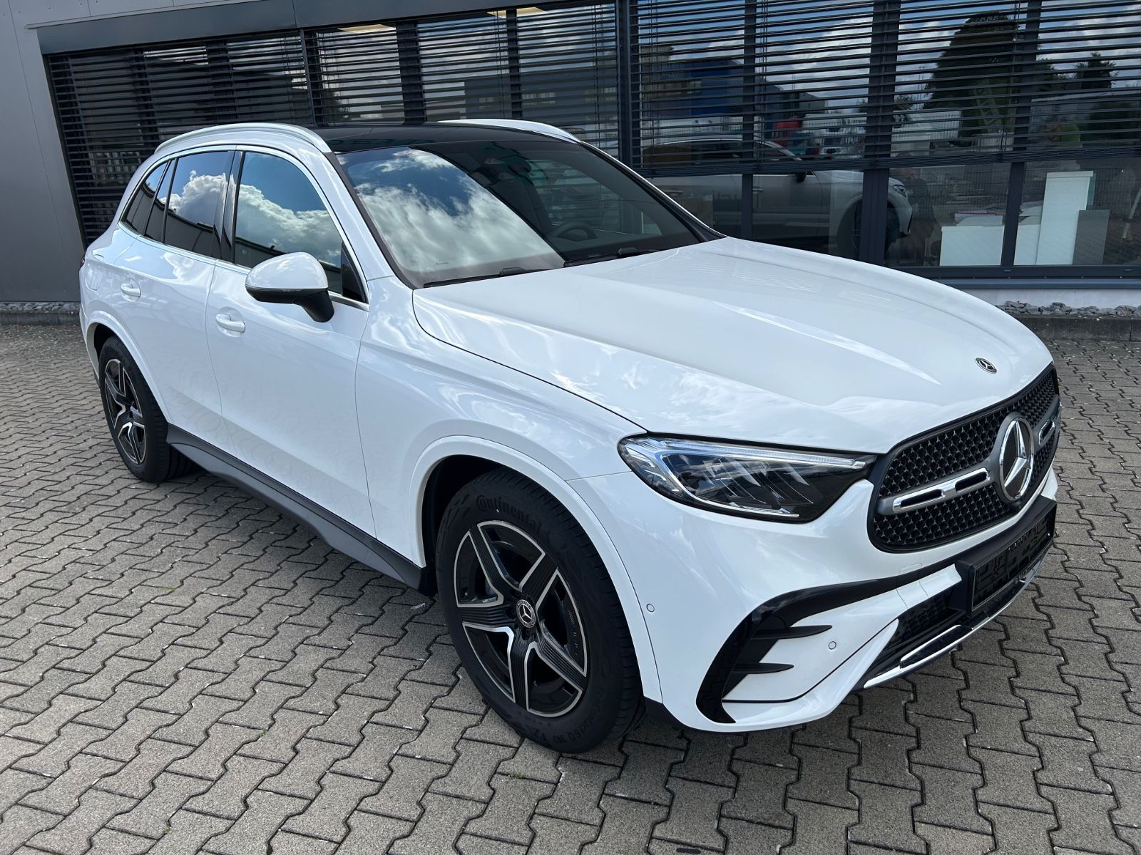 Fahrzeugabbildung Mercedes-Benz GLC 220 d 4Matic Edition AMG Line+PANO+AHK+MEMO
