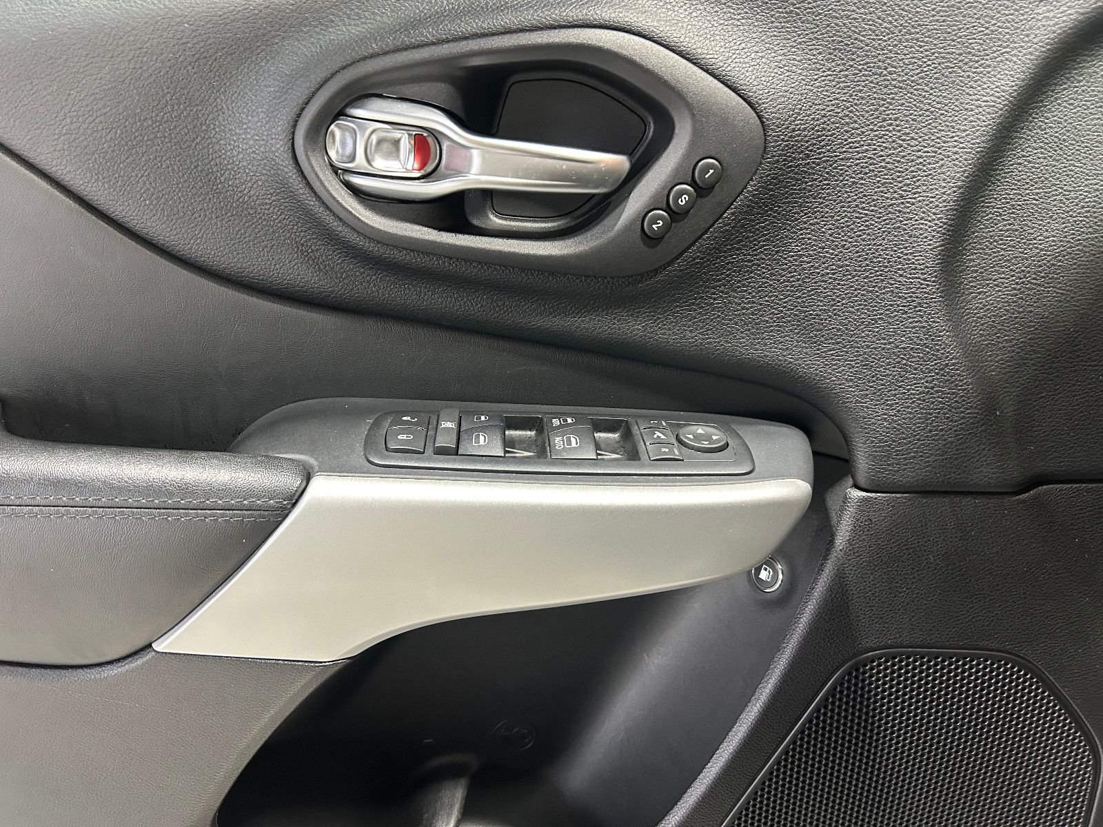 Fahrzeugabbildung Jeep Cherokee M-Jet Overland 4WD/BI-XENON/PANO/MEMORY