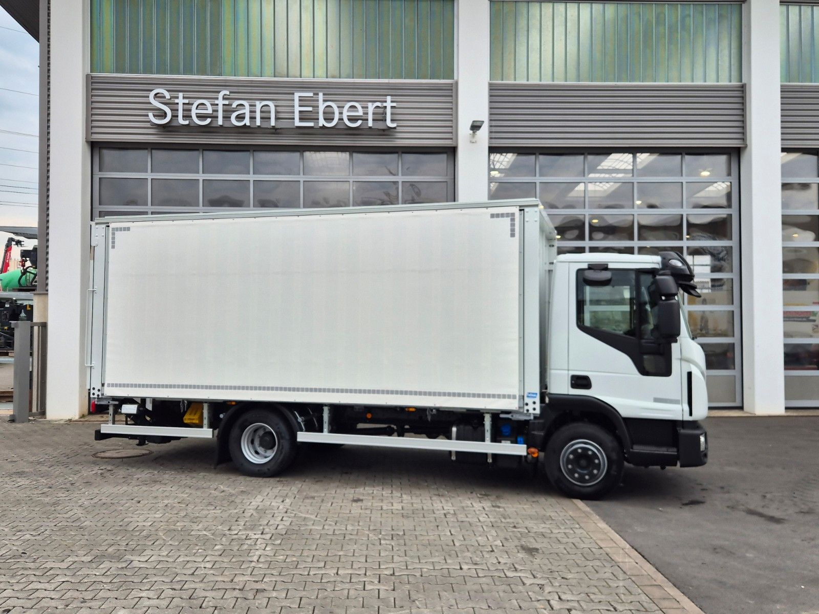 Fahrzeugabbildung Iveco Eurocargo ML120EL25/P Böse Schiebeplanen LBW AHK