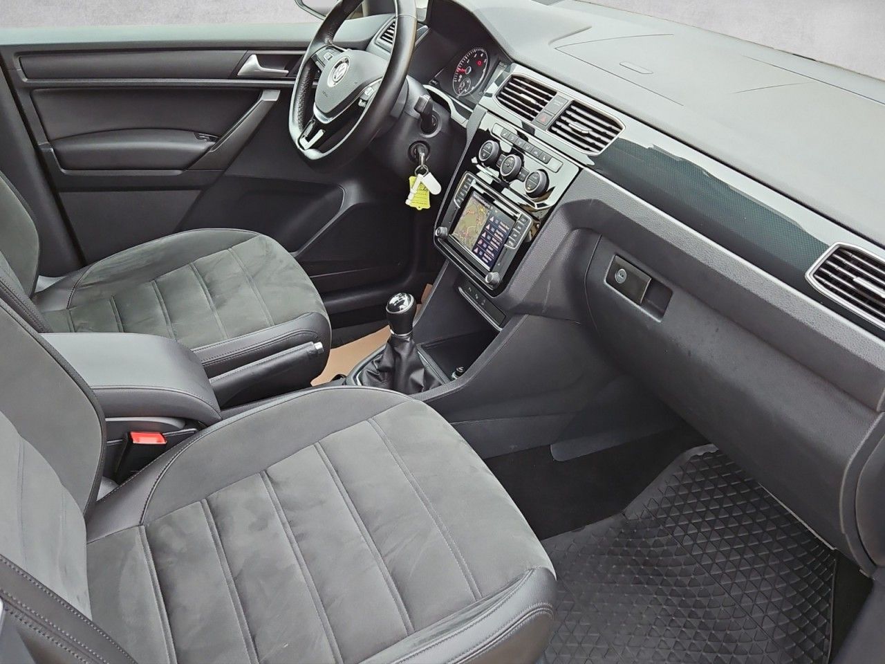 Fahrzeugabbildung Volkswagen Caddy PKW Highline Navi ACC Xenon