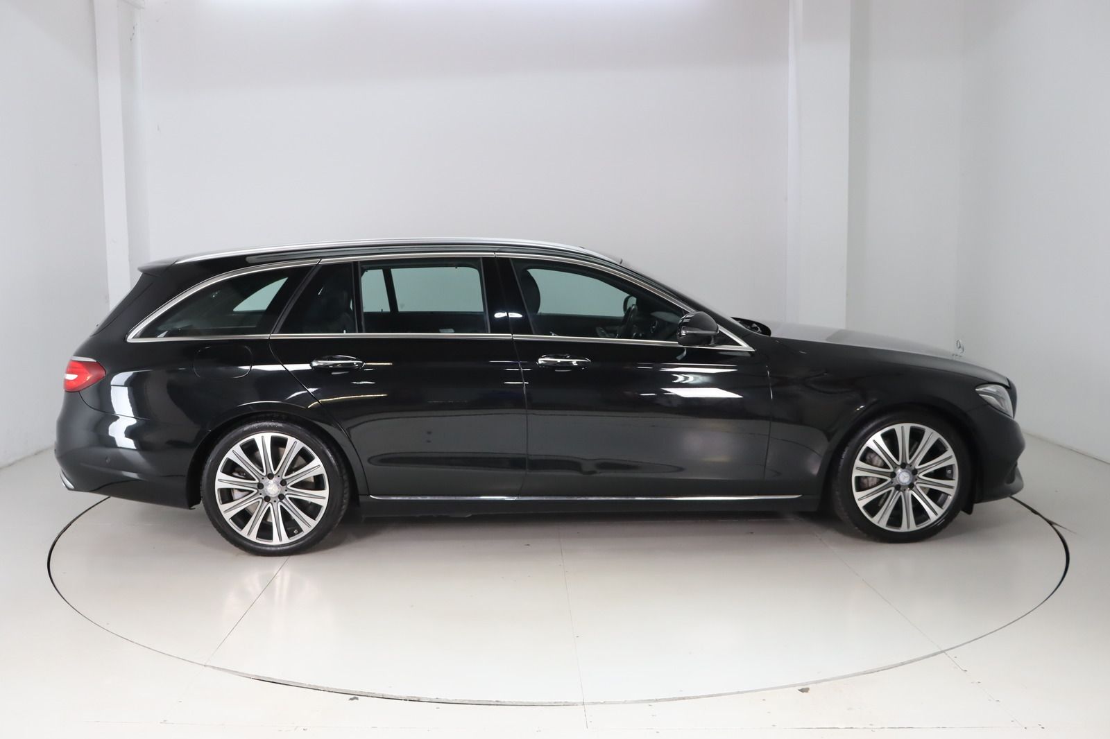 Fahrzeugabbildung Mercedes-Benz E 400 T 4Matic * Airmatic * STHZ * Memory AVANTG