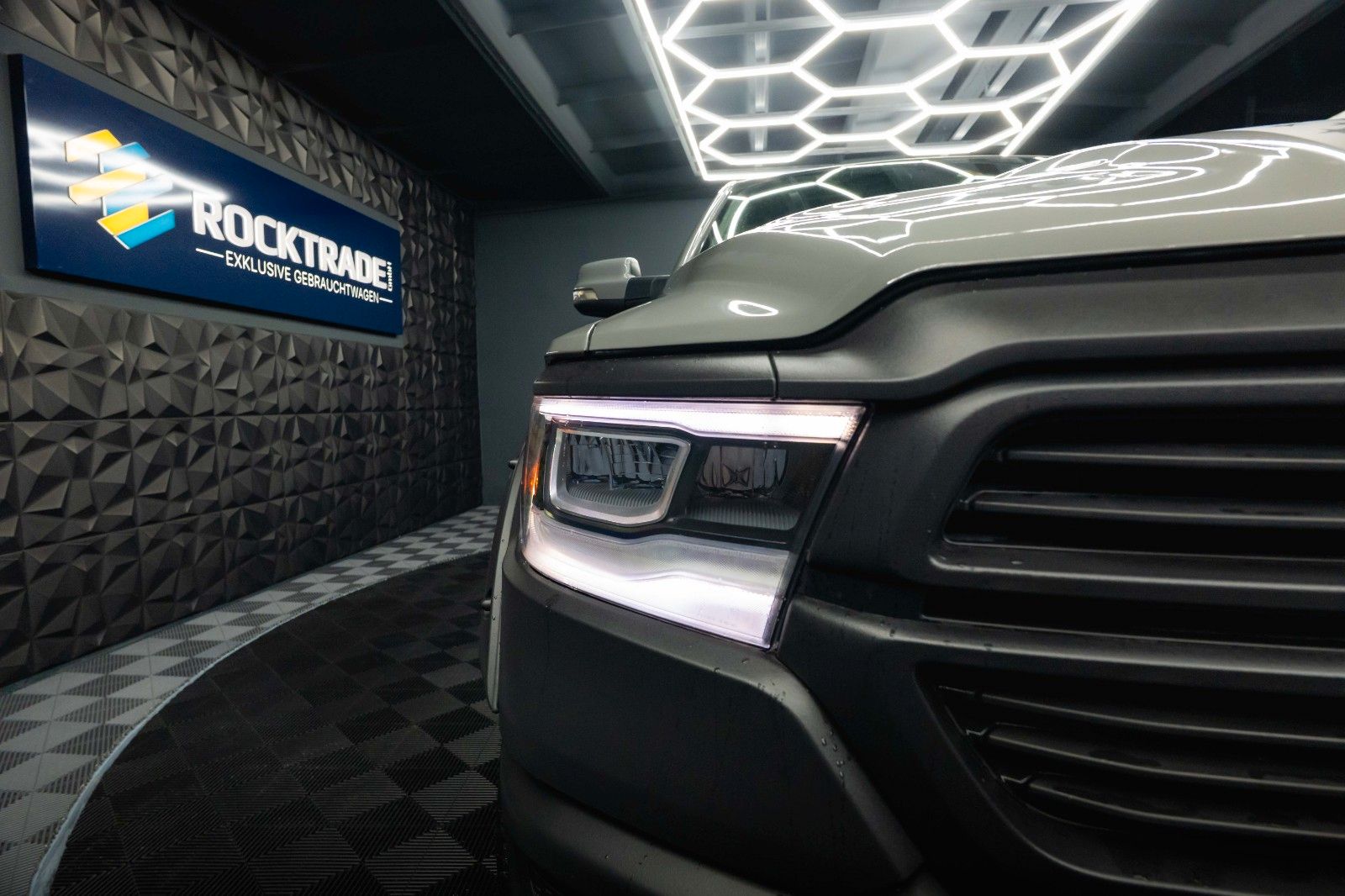 Fahrzeugabbildung Dodge RAM 5.7 V8 HEMI 4x4 NIGHT Laramie ARMY STYLE 19%