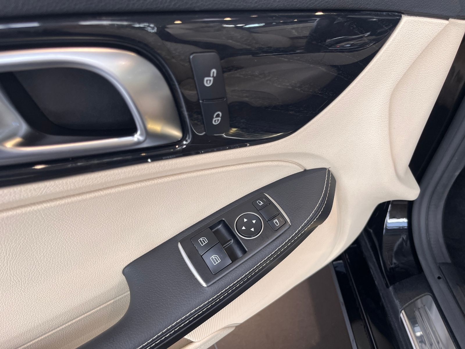 Fahrzeugabbildung Mercedes-Benz SLC 300 KLIMA NAV SHZ LEDER BEIGE