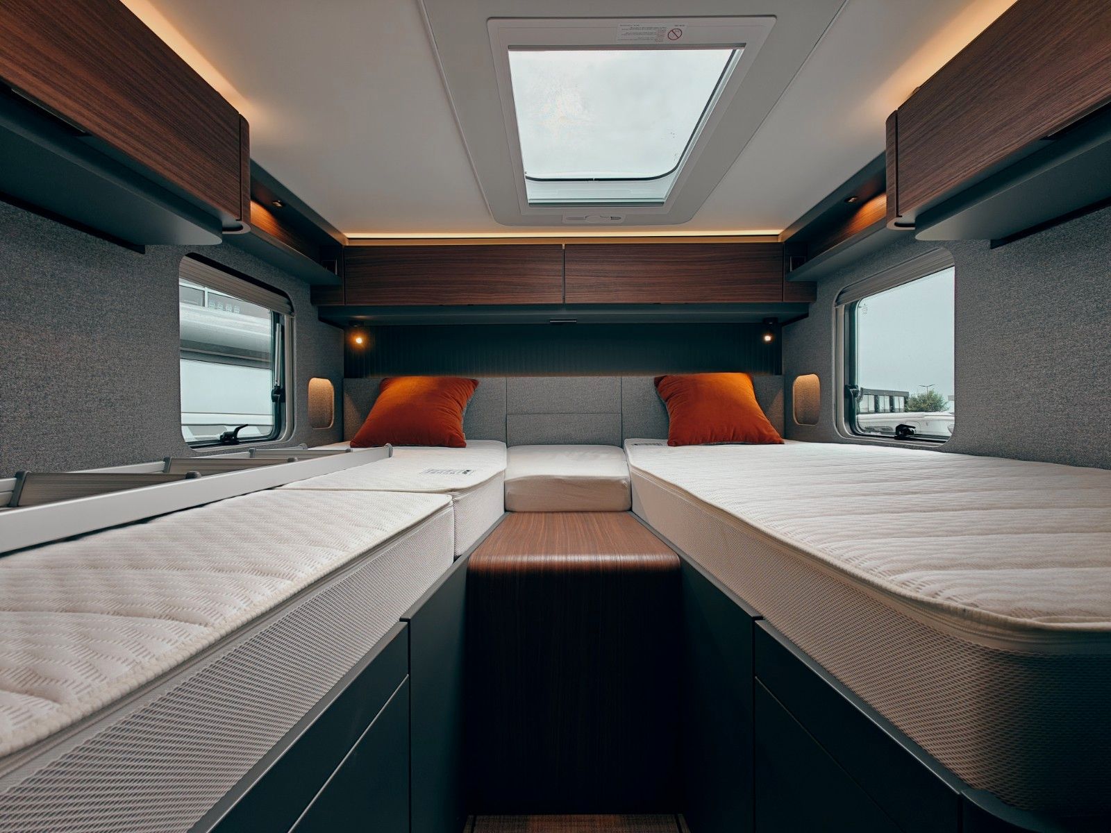 Fahrzeugabbildung HYMER / ERIBA / HYMERCAR B-KLASSE MC T 680 X - PTS SELENITGRAU MAGNO