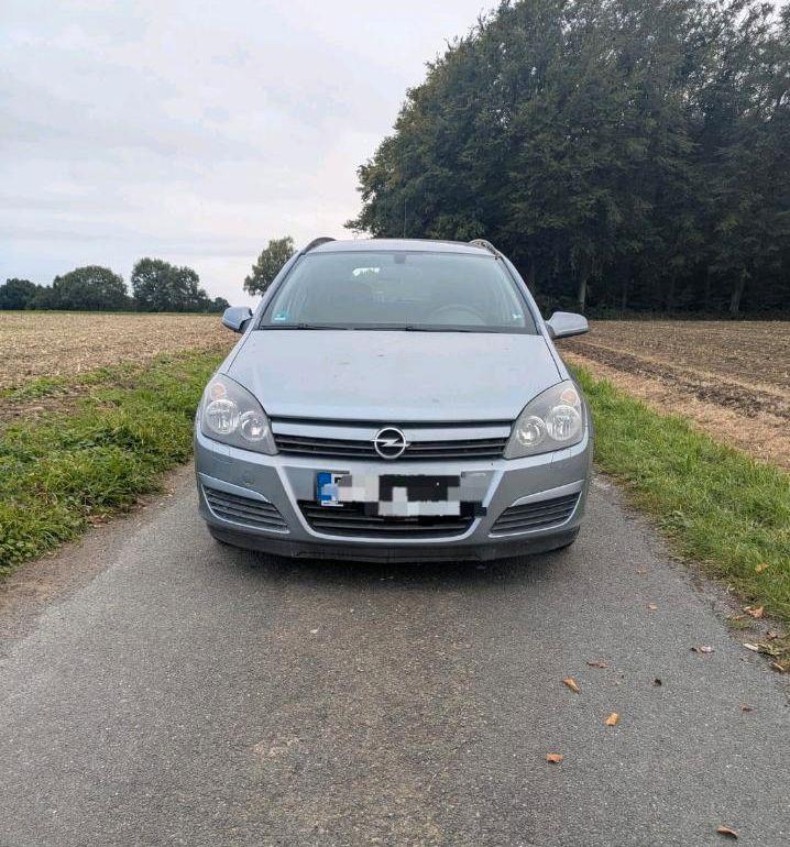 Opel Astra 2005 — rear view