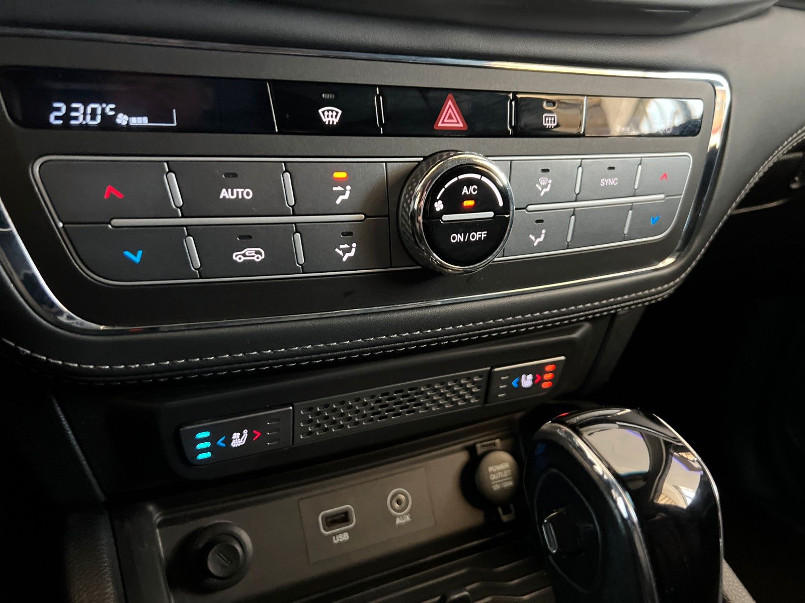 Fahrzeugabbildung Ssangyong MUSSO Sapphire 4WD AT  *AHK*Leder*Kamera*Hardtop